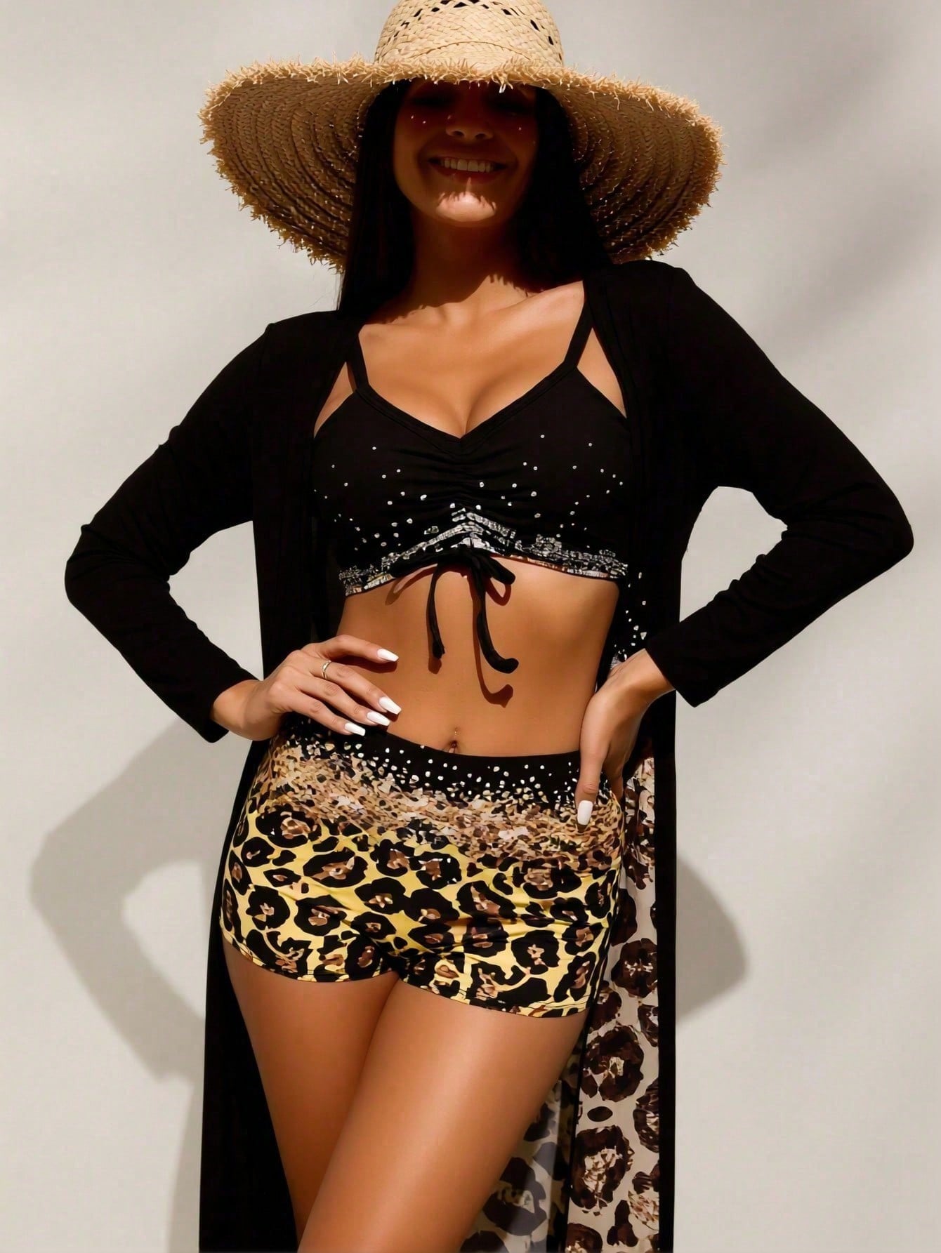 Top de bikini negro con pedrer - Shorts reseña y precio